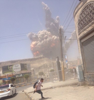 انفجار مدوي منذ دقائق في قلب العاصمة اليمنية .. يتوقع انه مخزن للصواريخ