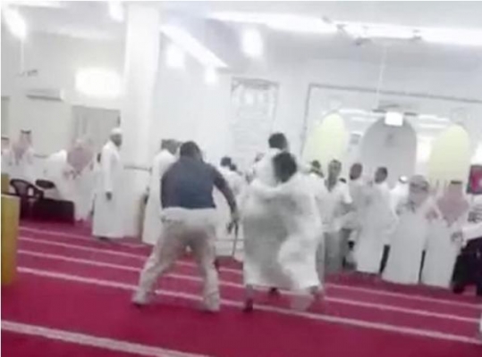 بالفيديو.. عبارة «أنا المهدي» تُشعل «هوشة» في أحد المساجد