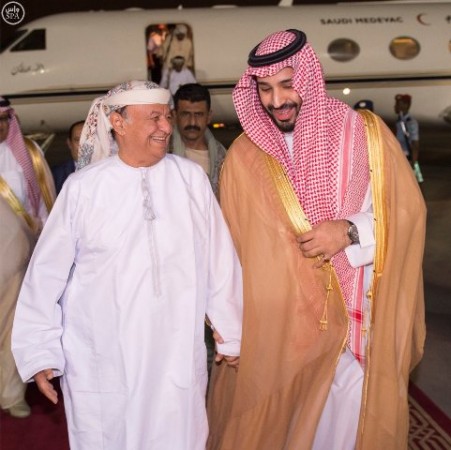 الرئيس اليمني يصل الرياض ووزير الدفاع في مقدمة مستقبليه