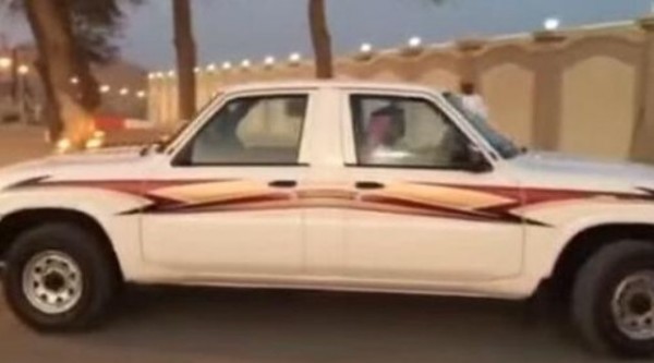 بالفيديو.. سيارة بـ”وجهين” تثير الجدل في المملكة!