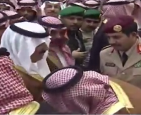 شاهد ‫..  محمد بن سلمان يقبل يد الأمير متعب بن عبدالله لدى مبايعته‬