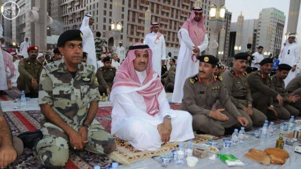 فيصل بن سلمان يشارك رجال الأمن افطارهم في ساحة المسجد النبوي