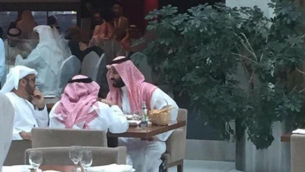 بالصور.. محمد بن سلمان في لقطات عفوية في “أبو ظبي”