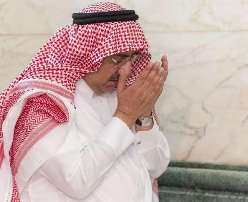 الصورة الأكثر تداولاً .. محمد بن نايف يتضرع إلى الله بالدعاء