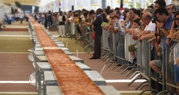بالصورة .. أكبر بيتزا في العالم بـ”إكسبو 2015″