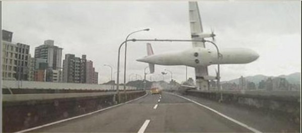 مصرع 9 أشخاص إثر سقوط طائرة تايوانية