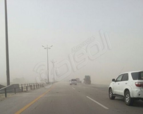 عاصفة ترابية تضرب الدمام وتحد من مدى الرؤية الأفقية