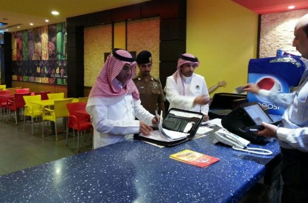 “العمل” تضبط 158 مخالفة في “مطاعم جدة”