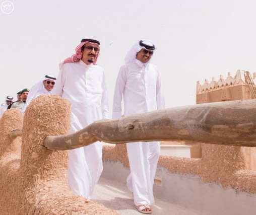 شاهد بالصور .. الملك سلمان يصطحب أمير قطر في جولة بقصر العوجا