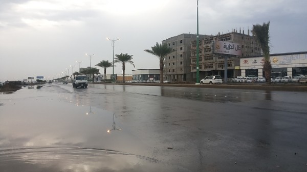 بالصور.. أمطار الفجر تلطف أجواء جازان