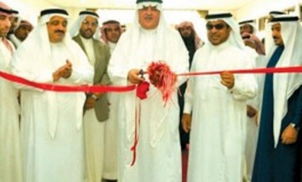 مدير جامعة الملك فيصل يفتتح معرض الخط العربي بكلية الآداب