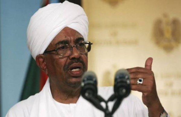 الرئيس السوداني يعفي نائبيه ومساعديه ويحل الحكومة