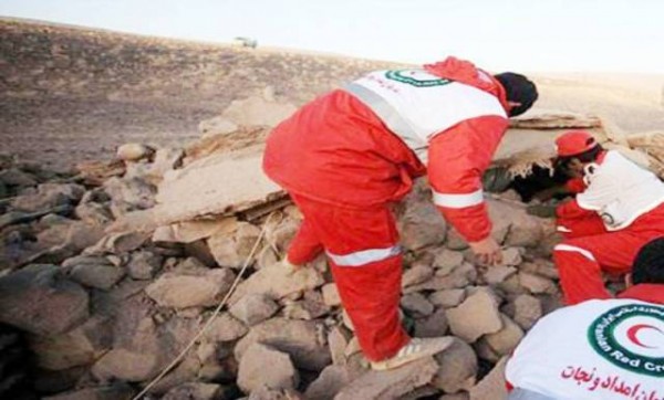 زلزال “خراسان” يُجبر إيرانيين على المبيت في العراء