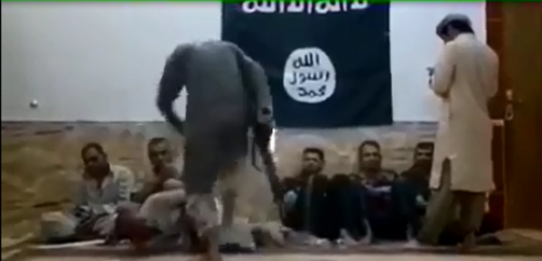 شاهد بالفيديو .. هكذا يعامل داعش أسراه !!