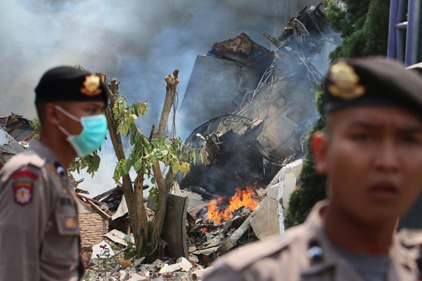 انتشال 49 جثة لركاب الطائرة الإندونيسية المحطمة