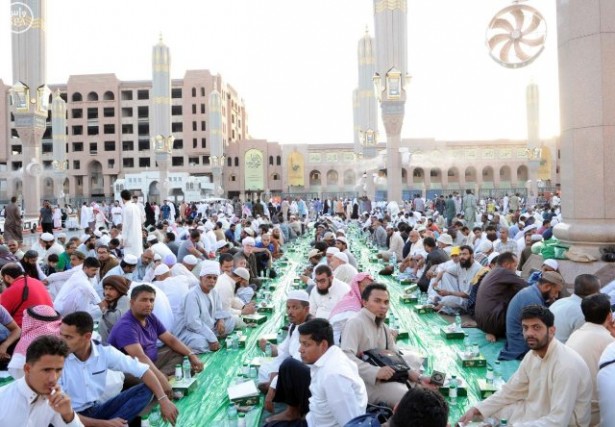 شاهد بالصور.. انتشار السفر الرمضانية في أروقة المسجد النبوي