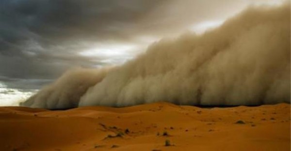 عاصفة رملية تجتاح العراق وشمال السعودية وتتجه نحو الشرق