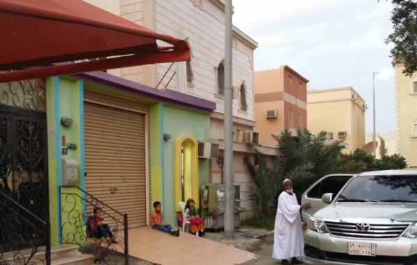 أطفال روضة بجدة يواجهون الخطر بالشارع انتظاراً لفتح أبوابها