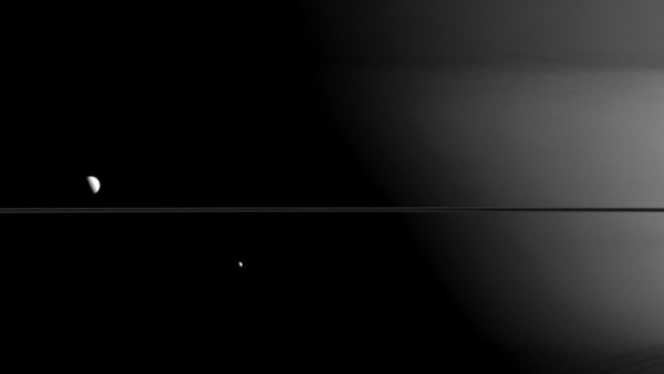 “ناسا” تنشر صورة جديدة لقمري زحل