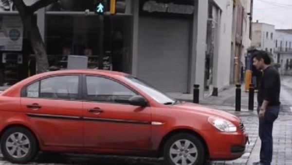 بالفيديو.. شاب يعاقب سائقي السيارات المخالفين بطريقة غريبة!