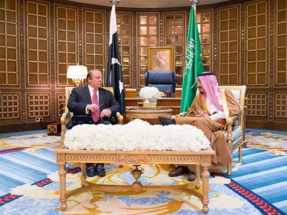 بالصور.. الملك سلمان يعقد جلسة مباحثات مع رئيس وزراء باكستان