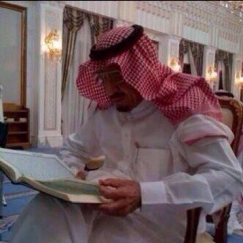 الصورة الأكثر تداولاً : الملك سلمان يقرأ القرآن