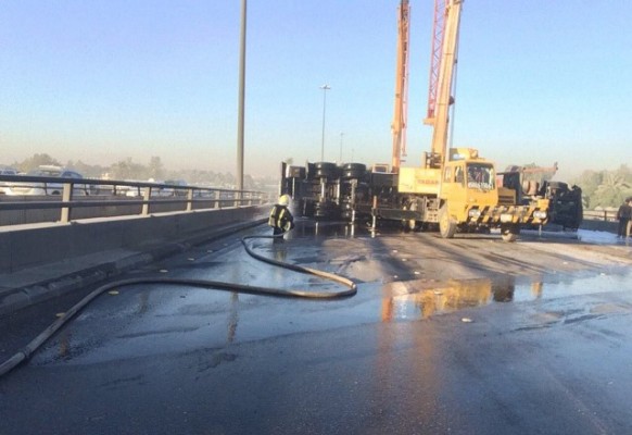 “مدني الرياض” يباشر حريق ناقلة وقود بجسر الفريان