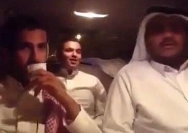 ​بالفيديو.. مزاح ​”​ثقيل” ينتهي بحادث مفاجئ على طريق بالمملكة​​​​