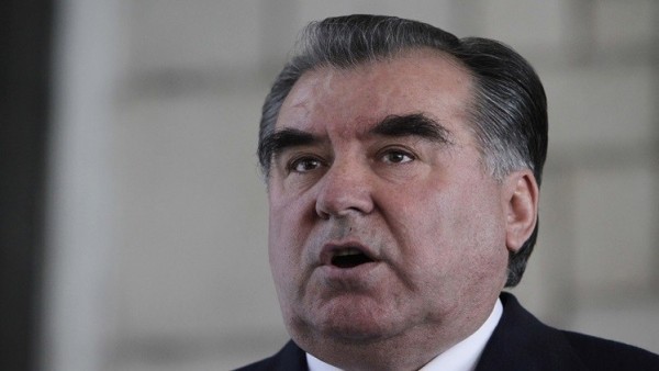 الرئيس الطاجيكستاني يتهم أطرافا خارجية بزعزعة أمن بلاده