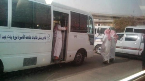 #تيوب_المواطن : طرد طالبات من حافلة لجامعة الأميرة نورة