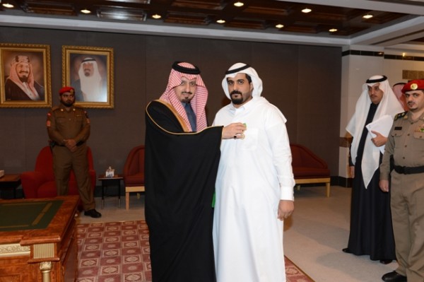 أمير عسير يقلِّد “الشهري” وسام الملك عبدالعزيز لتبرعه بإحدى كليتيه لوالده