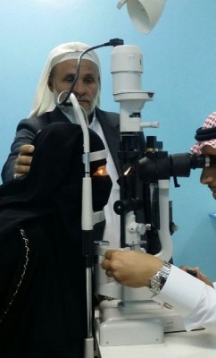 فريق طبي بمستشفى عسير المركزي يعيد النظر لفتاه يمنية