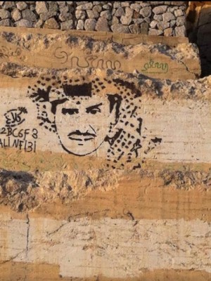 صورة فنان شهير منحوتة على “صخور الهدا” تستوقف المارة