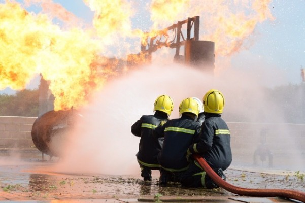 140 من رجال “المدني” يجتازون دورة “قائد محطة إطفاء” في بريطانيا