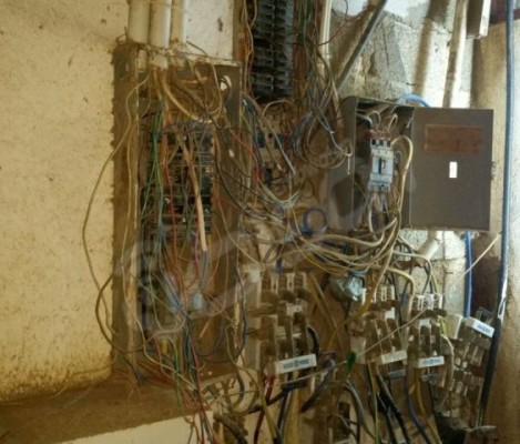 عدادات كهربائية مكشوفة تهدد سكان “أبوعريش”