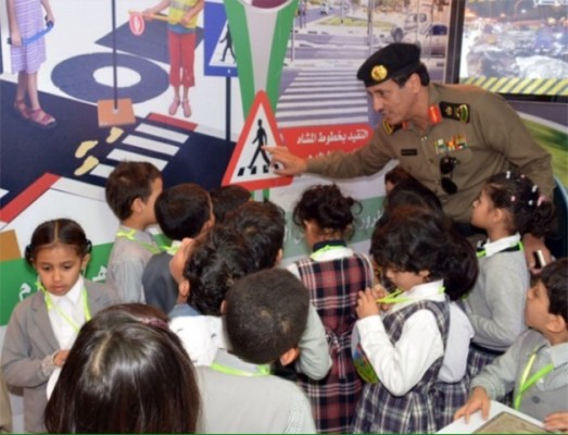 اللواء آل دخيل الله يشرح للاطفال بمعرض المرور