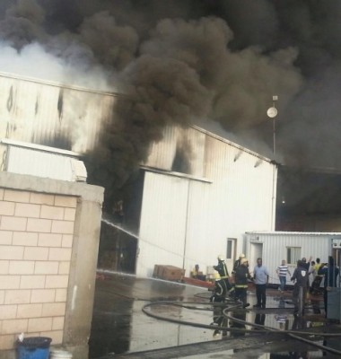 15 فرقة إطفاء تخمد حريقًا في 5 مستودعات بالدمام