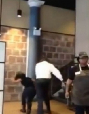 بالفيديو.. مدير مقهى يعنف عاملة بعد استقالتها