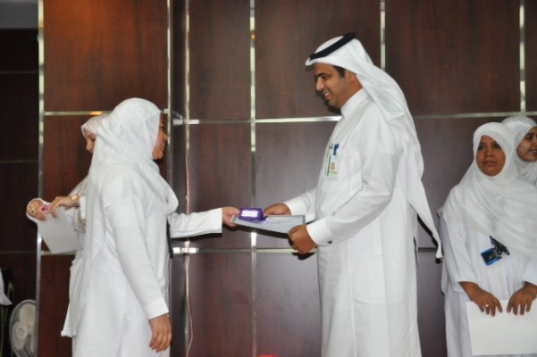 مستشفى الملك عبدالله يكرم 32 ممرضة انتهت خدماتهن