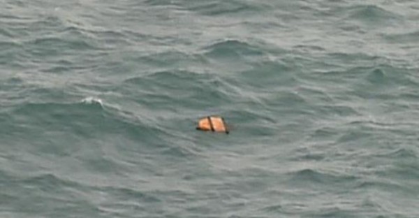 العثور على قطع من حطام طائرة “إير آسيا” المفقودة في بحر جاوا