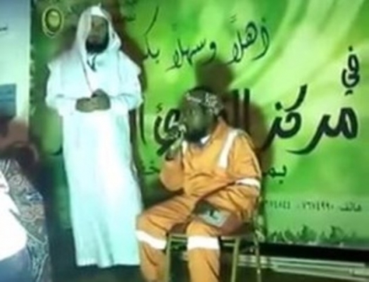 بالفيديو.. عامل نظافة يبهر حضور مسابقة قرآنية بصوته الجميل