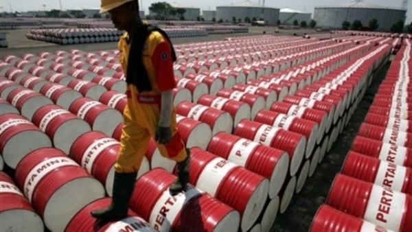 تراجع أسعار النفط مع زيادة المخزون الأمريكي