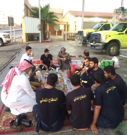 بالصور .. مركز وارف القصيم يشارك رجال الدفاع المدني الإفطار