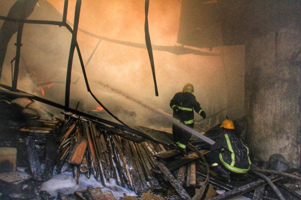 مدني #مكة يخمد حريقاً في ورشة بشارع الحج