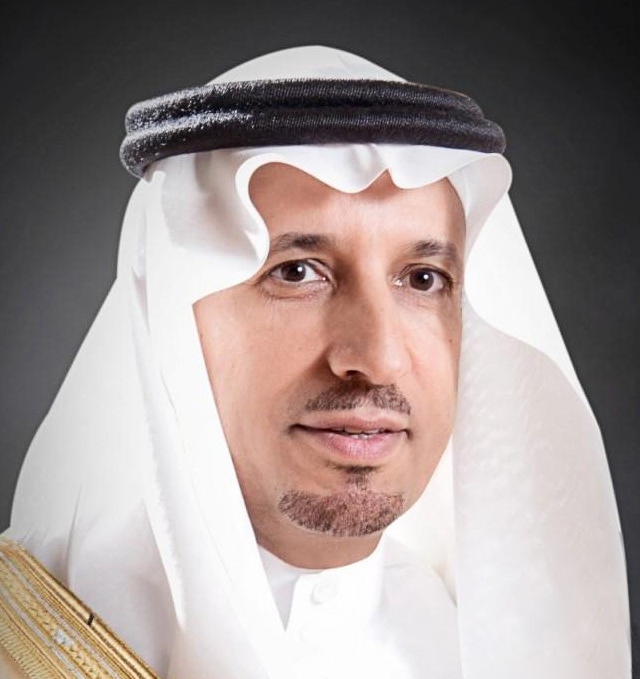 وزير العمل يتفقد مجمعًا تجاريًّا في عرعر ويلتقي العاملات السعوديات