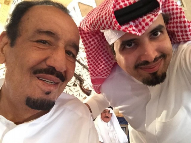 “سيلفي” ولي العهد مع ابنه سعود يحظى بتداول واسع