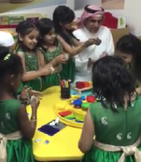 بالفيديو.. وزير التعليم ببساطته يُداعب أطفال روضة