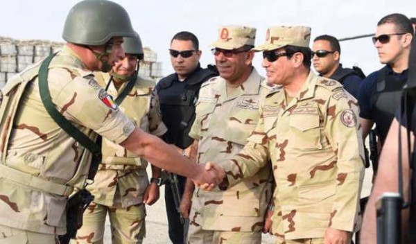 السيسي يزور سيناء بالزي العسكري بعد الهجمات الدامية..
