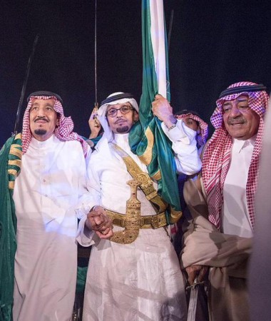 ‏‫الملك سلمان يشارك بالعرضة السعودية خلال تدشينه مشروع تطوير البجيري