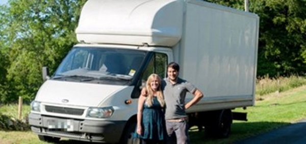 زوجان يعيشان في شاحنة هرباً من غلاء الإيجارات